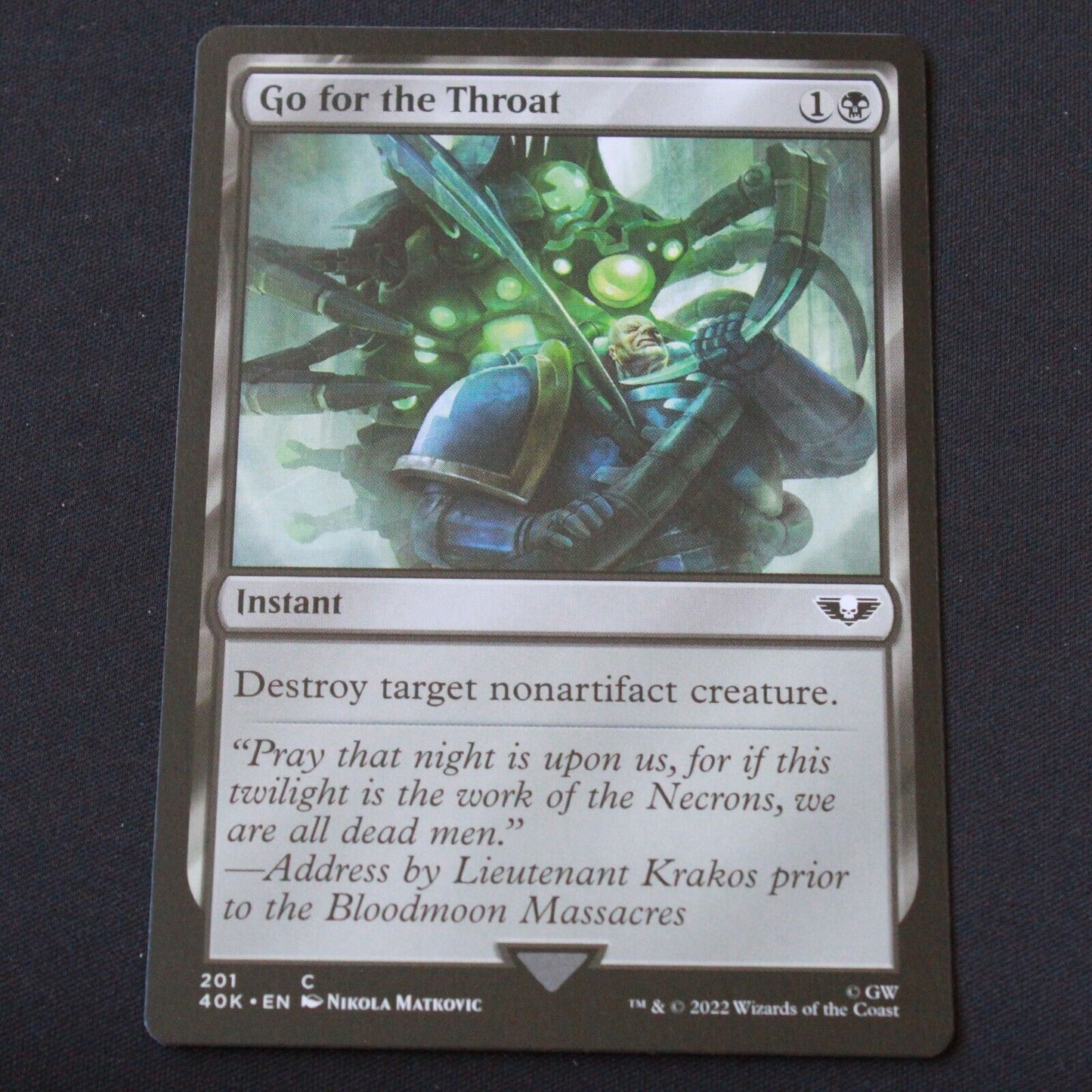 MTG Universes Beyond: Warhammer 40,000 (40K) Common Go for the Throat 201 NM